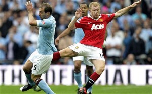 Paul Scholes showing Pablo Zabaleta who's boss Paul Scholes showing Pablo Zabaleta who's boss