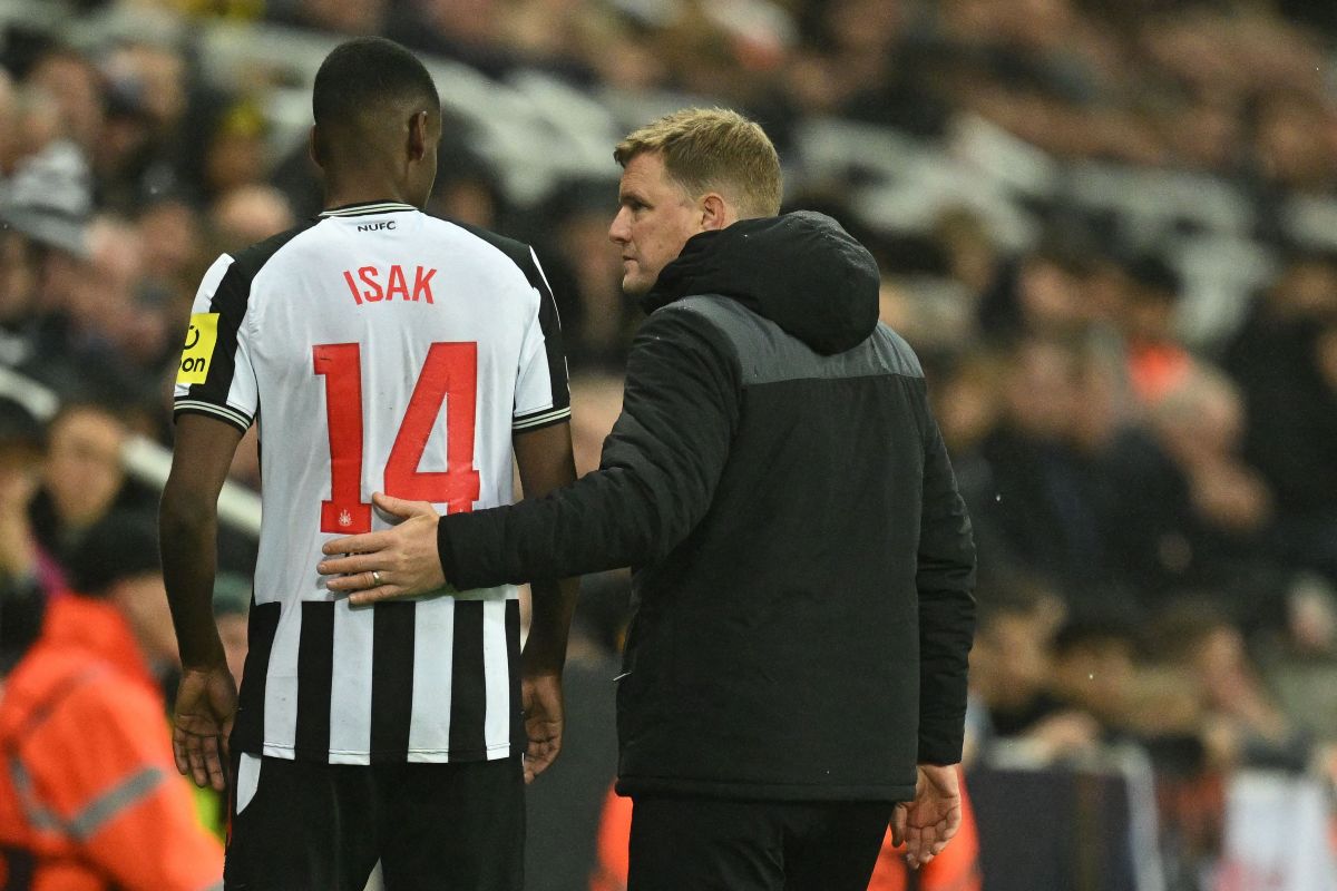 Alexander Isak with Newcastle manager Eddie Howe