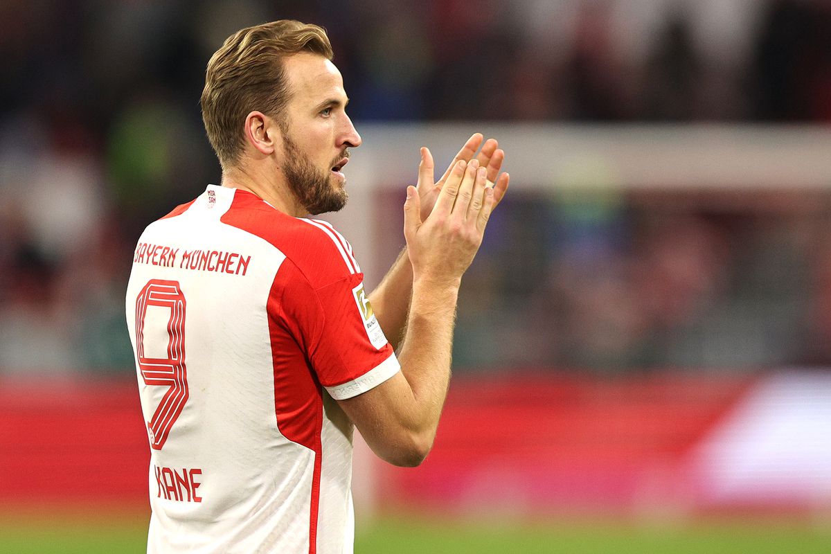 Harry Kane applauding Bayern Munich fans