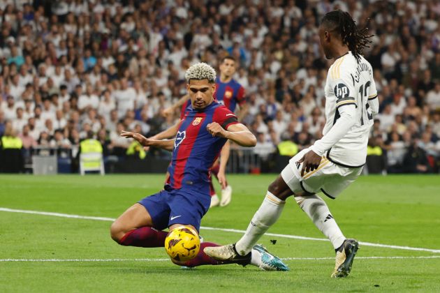 Ronaldo Araujo blocking a pass in El Clasico