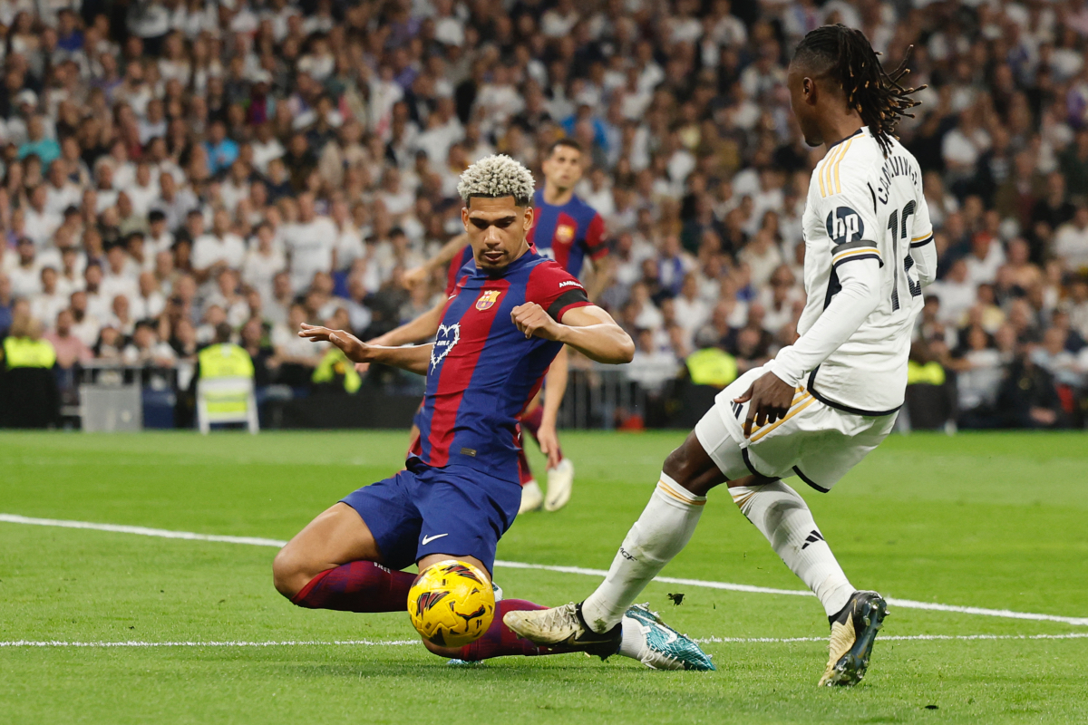 Ronaldo Araujo blocking a pass in El Clasico