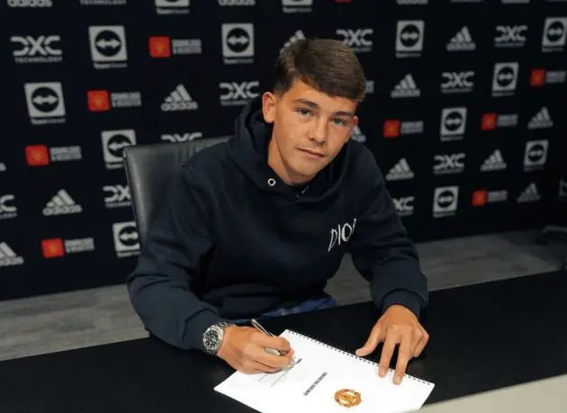 Shea Lacey signing his first Man Utd contract