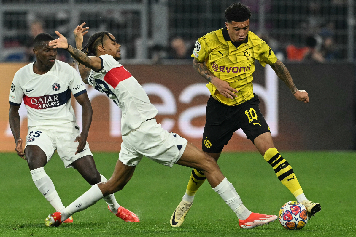 Paris Saint-Germain's French forward #29 Bradley Barcola (C) vie for the ball