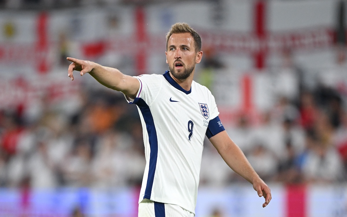 Harry Kane giving instructions for England teammates