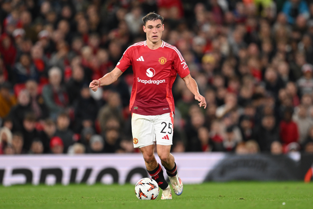 Manuel Ugarte holding up the ball for Man Utd