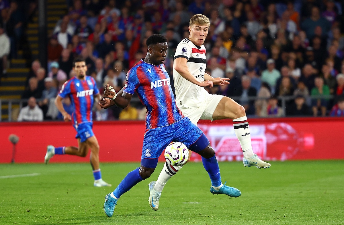 Marc Guehi fighting for the ball against Rasmus Hojlund