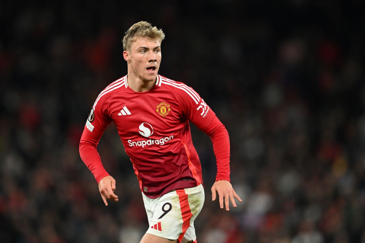 Rasmus Hojlund on the pitch for Manchester United