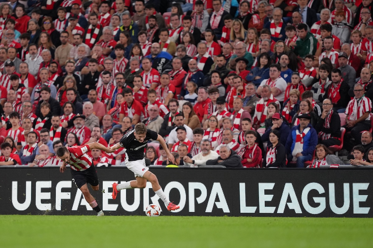 David Moller Wolfe running up the left wing for AZ Alkmaar