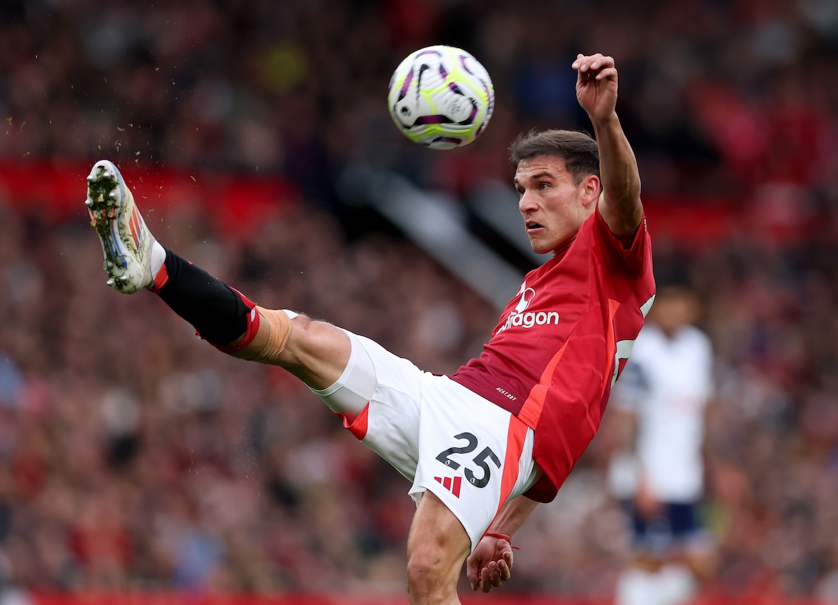 Manuel Ugarte tries to control the ball
