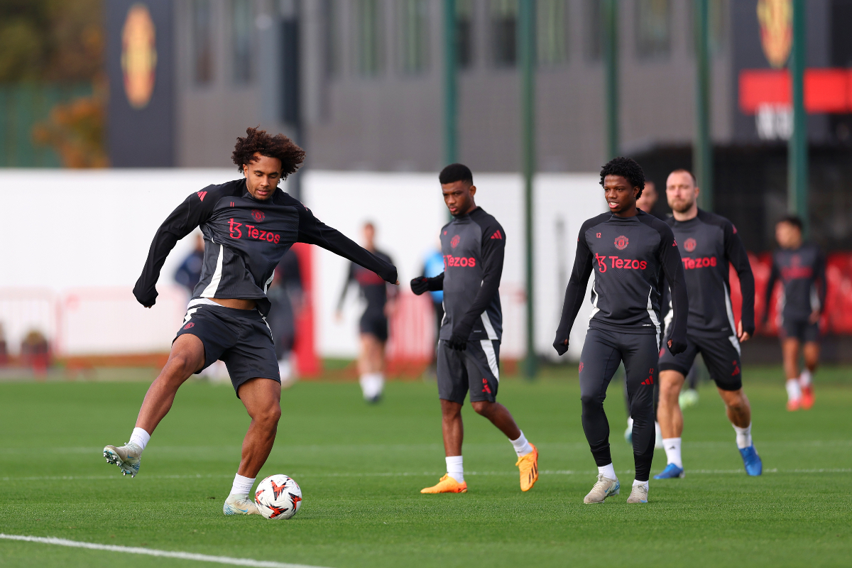 Joshua Zirkzee trains with his teammates at Carrington.