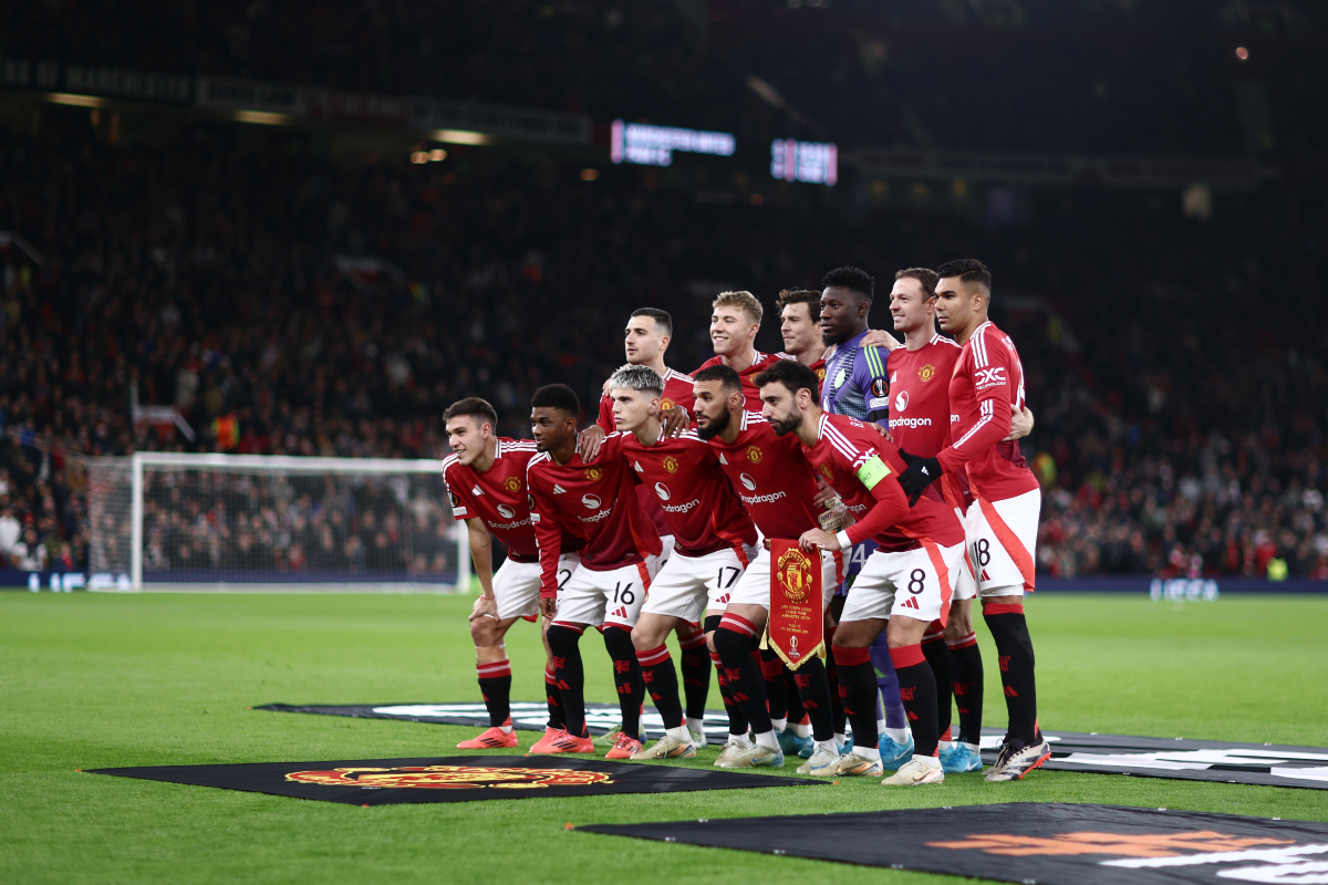 Alejandro Garnacho poses with his teammates prior to kick-off.