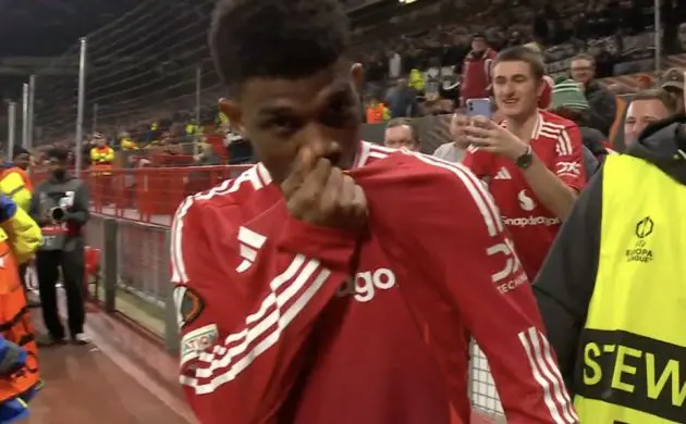 Amad Diallo kissing Man United badge