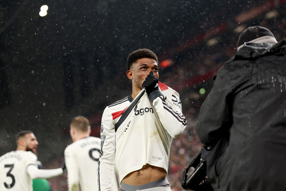 Amad Diallo kissing Man United badge