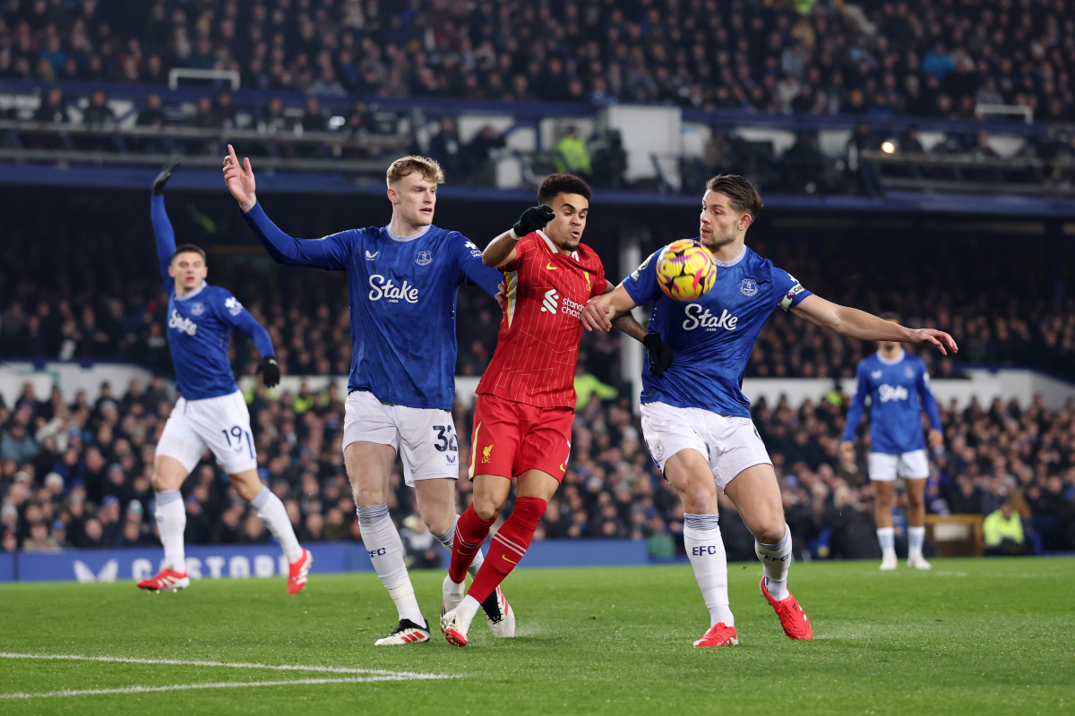LIVERPOOL, ENGLAND - FEBRUARY 12: Luis Diaz of Liverpool battles for possession with Jarrad Branthwaite and James Tarkowski of Everton during the Premier League match between Everton FC and Liverpool FC at Goodison Park on February 12, 2025 in Liverpool, England