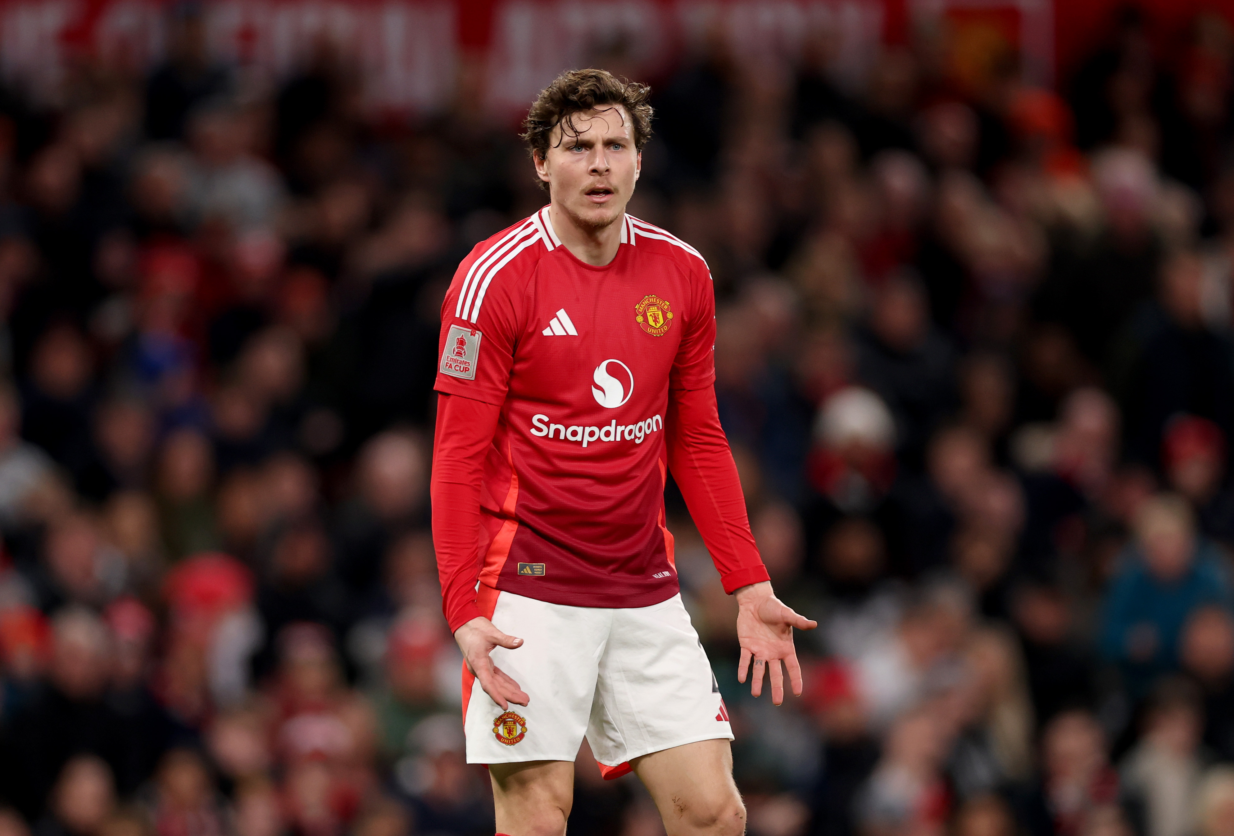 Victor Lindelof looks exasperated while playing the FA Cup for Man United vs Fulham.