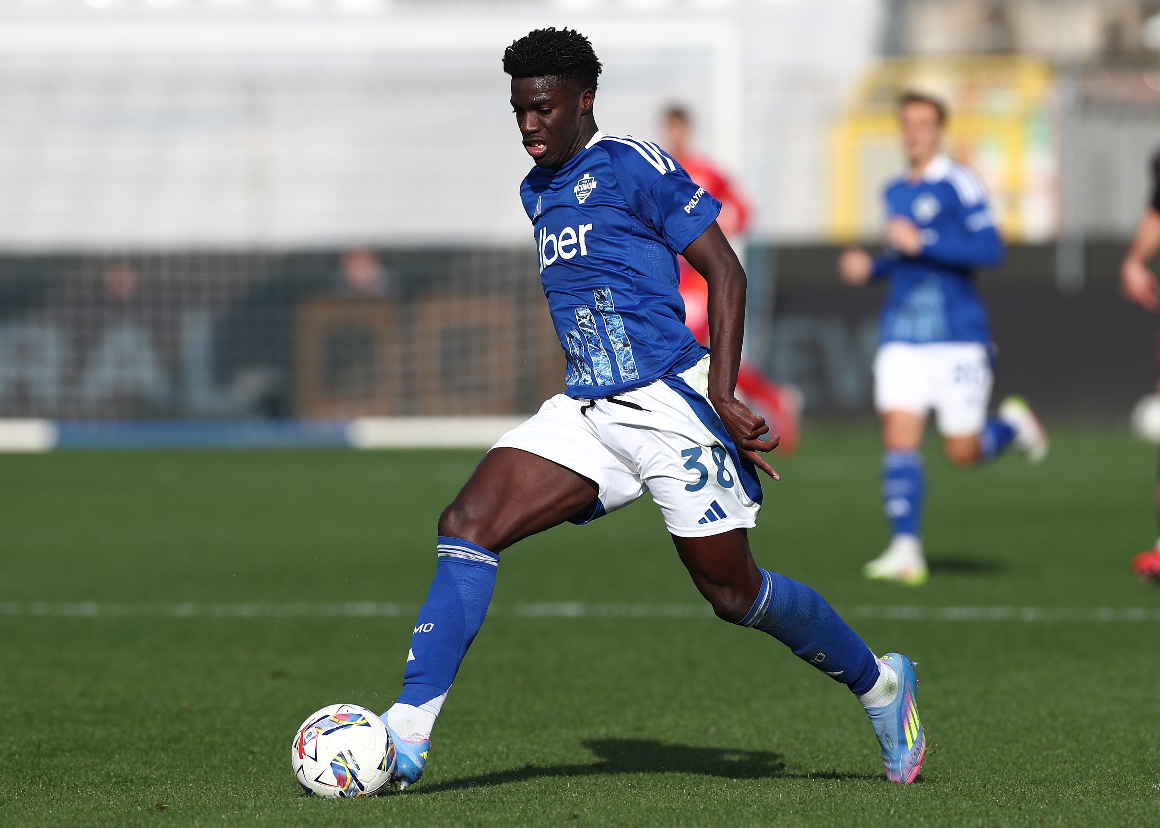 Assane Diao on the pitch for Como