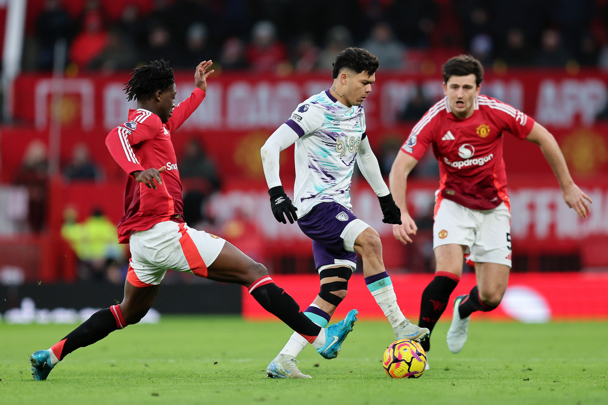 Harry Maguire and Kobbie Mainoo combining in defence