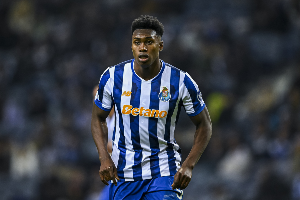 Samu Aghehowa in action for Porto
