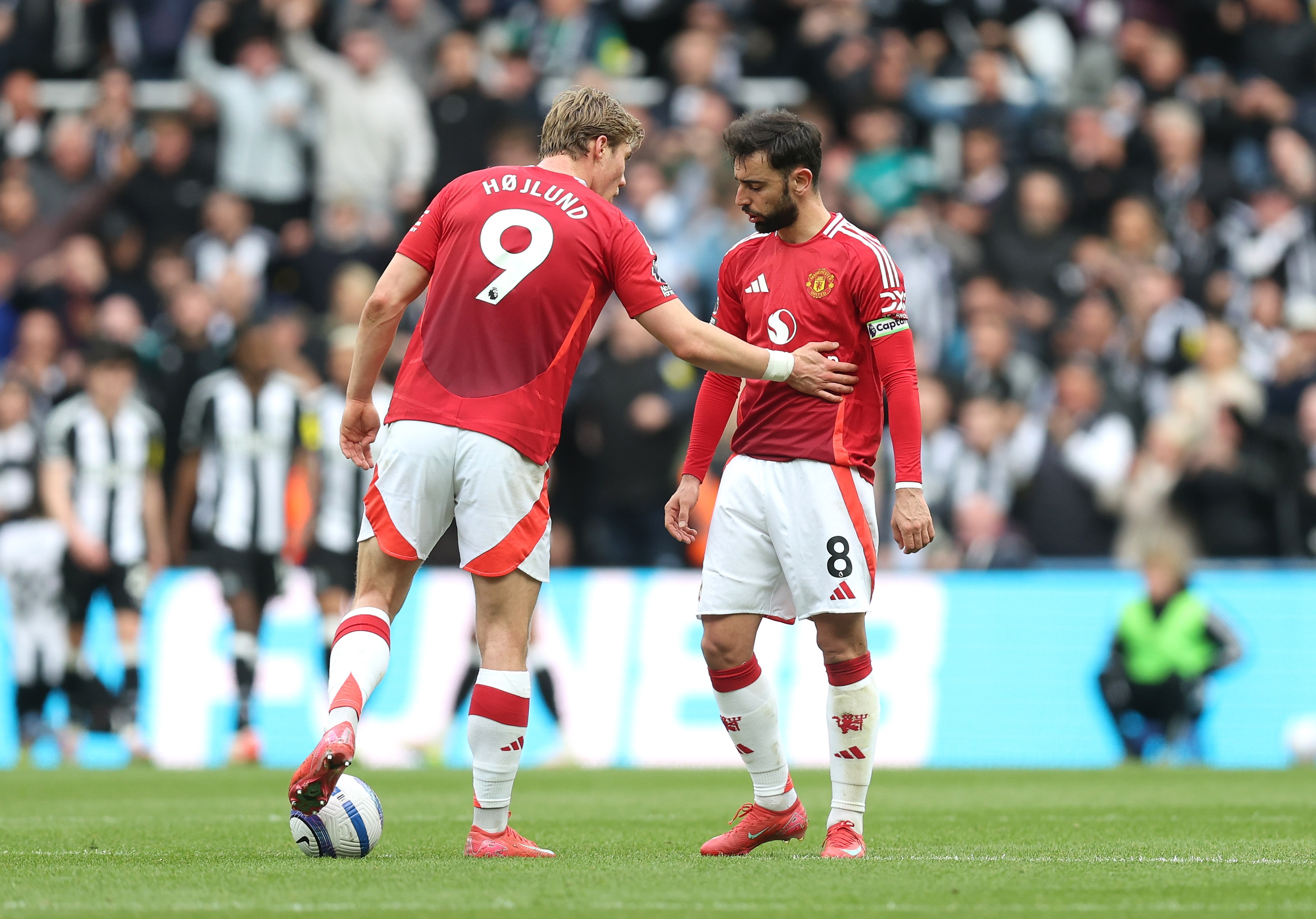 Rasmus Hojlund consoles a despondent Bruno Fernandes.