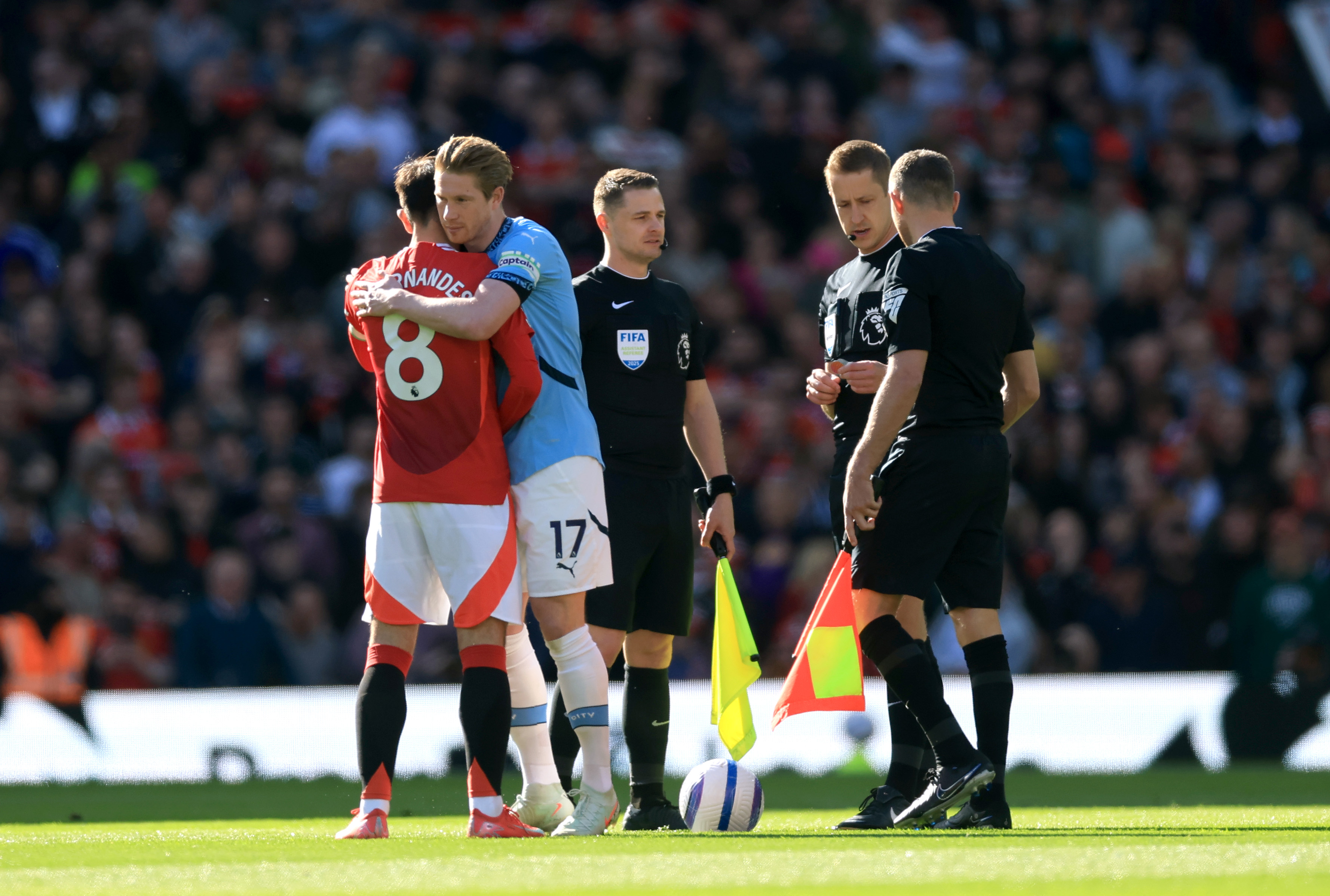 Bruno Fernandes embraced his Man City counterpart Kevin De Bruyne following the Belgian’s final Manchester derby. 