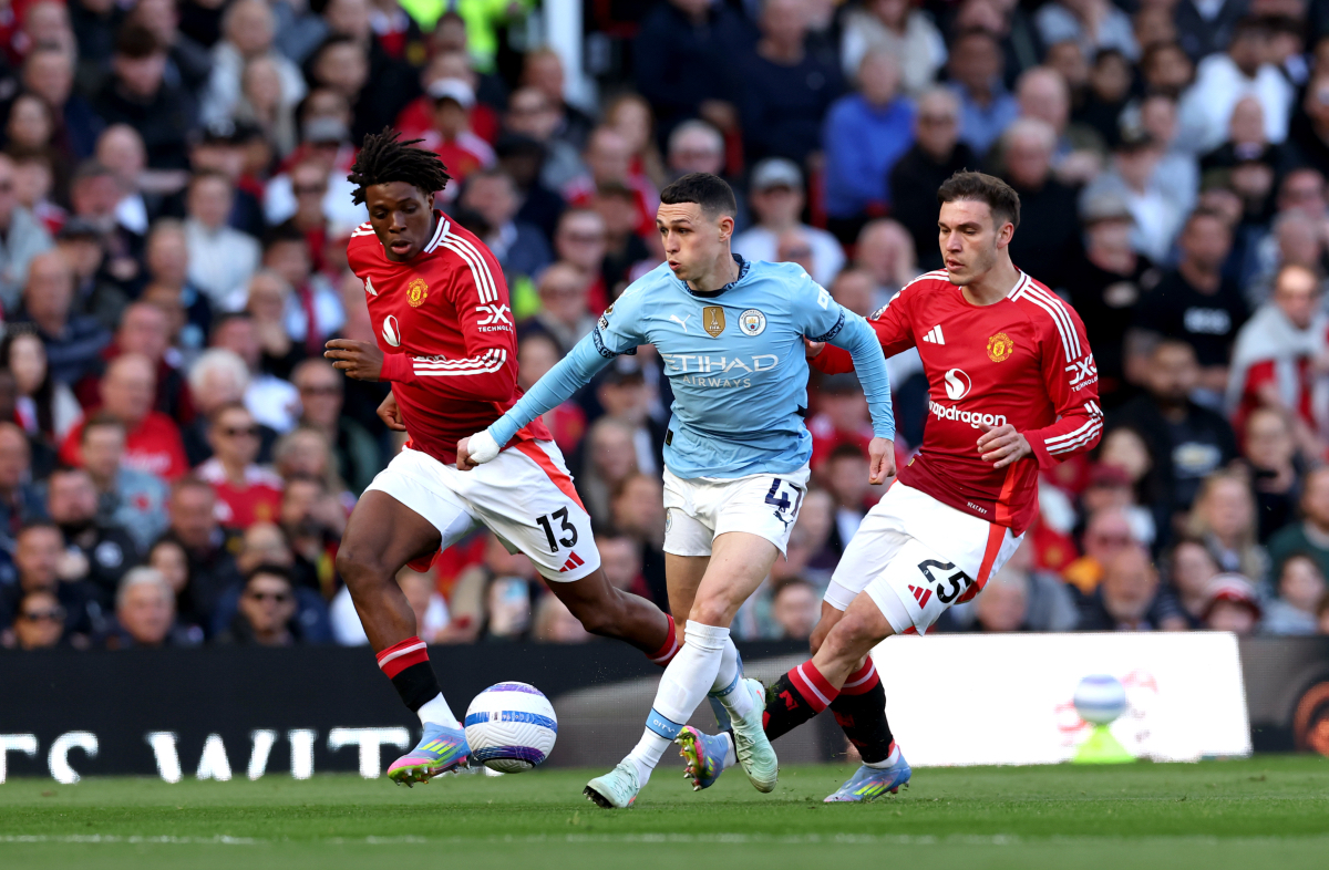 Patrick Dorgu and Manuel Ugarte chase Phil Foden on the attack for Man City.