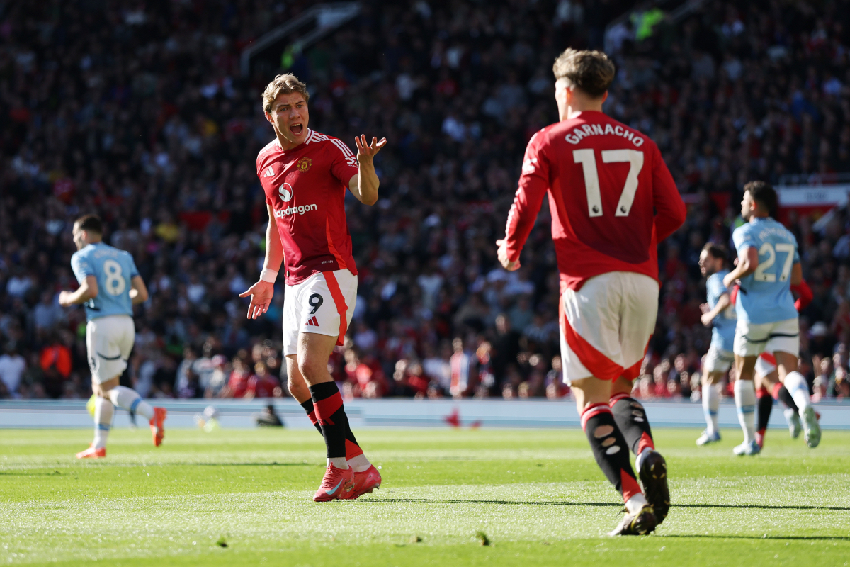 Rasmus Hojlund furiously reacts at Alejandro Garnacho failing to pass the ball vs Man City.