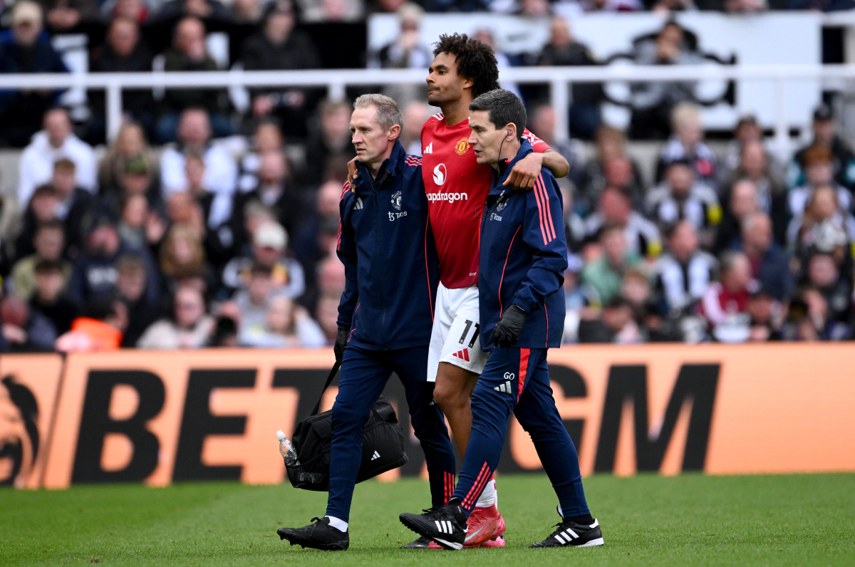 Joshua Zirkzee limps off the field after injuring his hamstring.