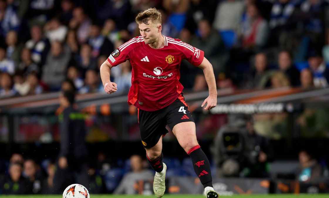 Matthijs de Ligt dribbling with the ball