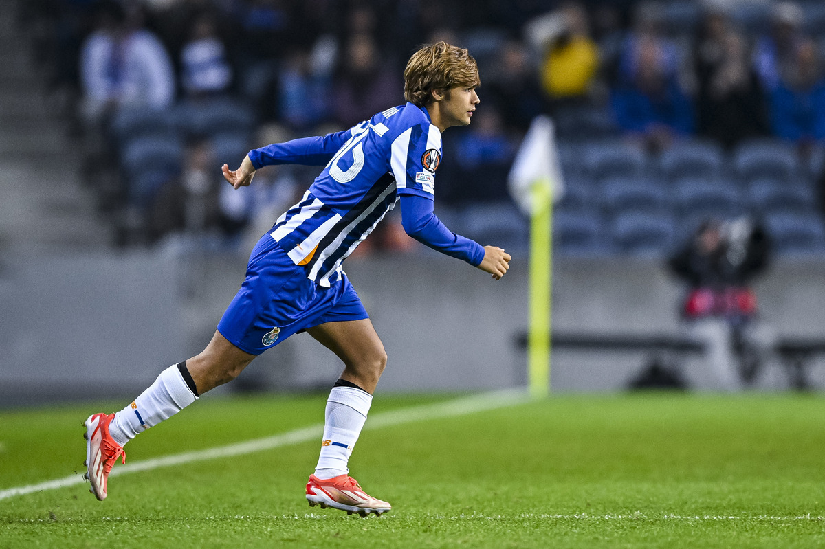 Rodrigo Mora entering the pitch