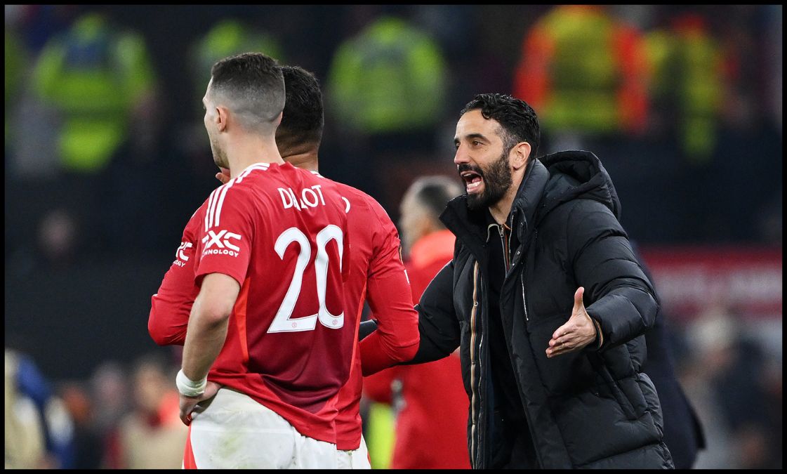 Ruben Amorim giving instructions to Man United players