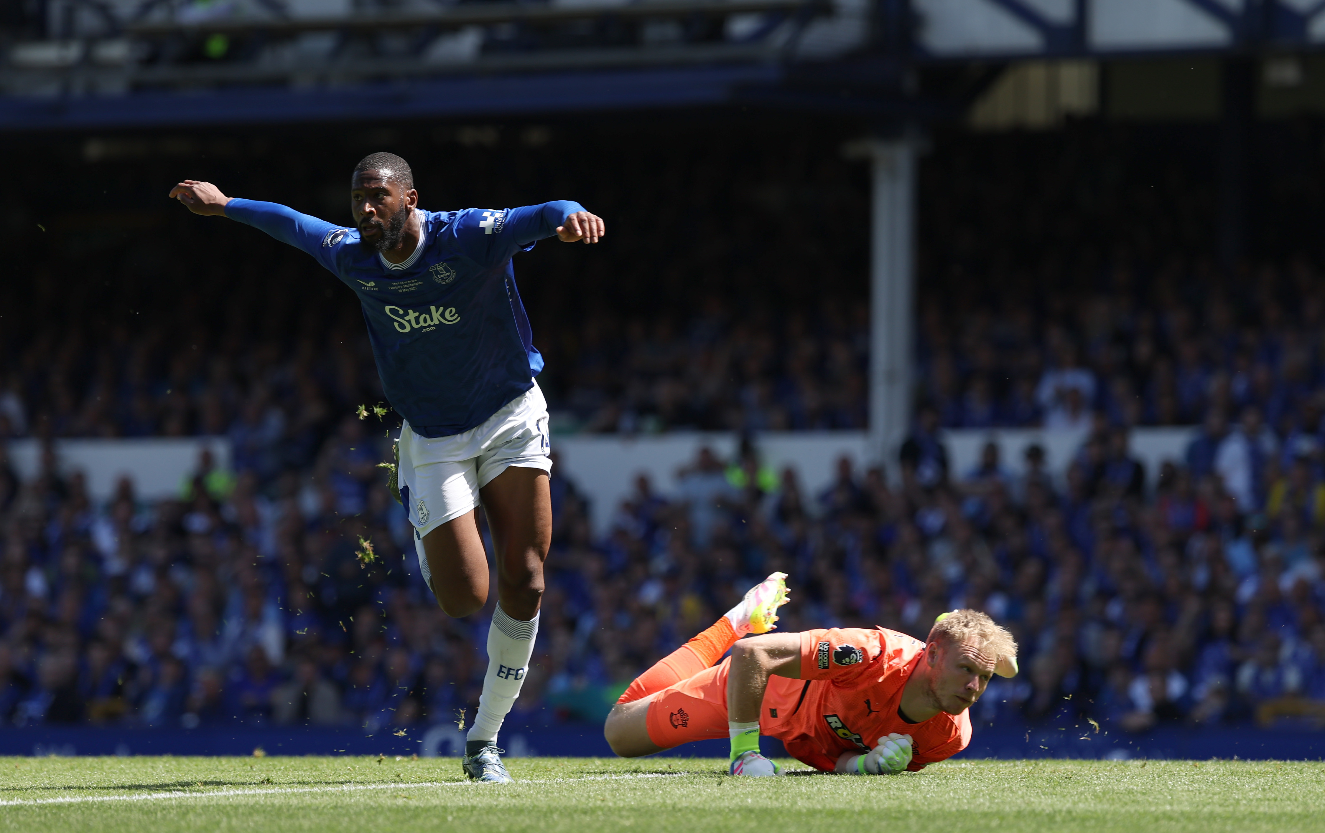 Beto in action for Everton