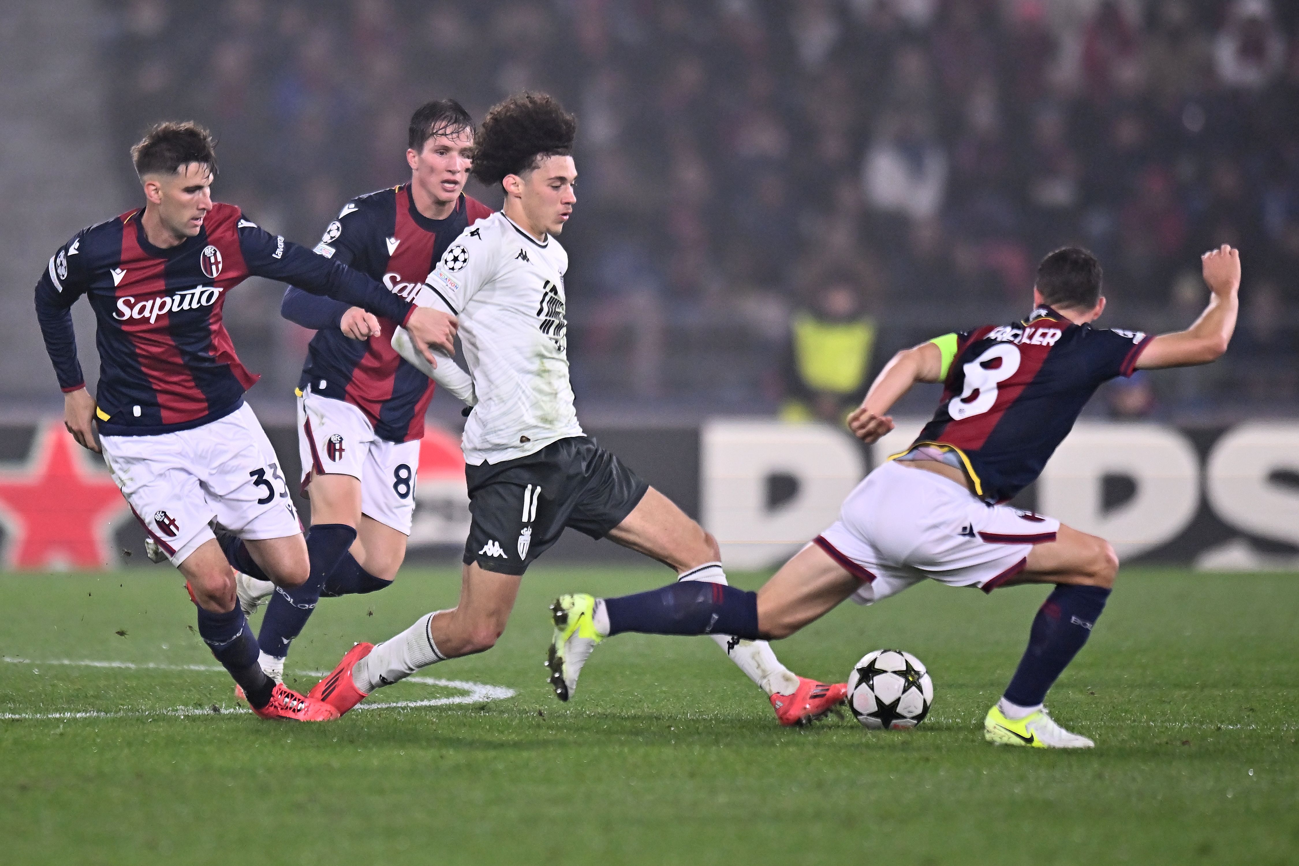 Maghnes Akliouche dribbling past Bologna players