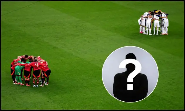 Man United and Spurs players huddle in their own halves before kick-off.