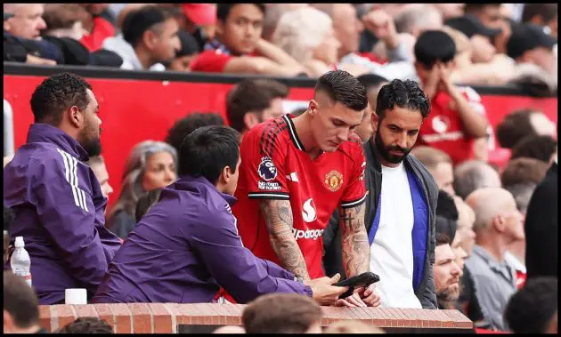 Benjamin Sesko stands next to Ruben Amorim to listen to instructions.