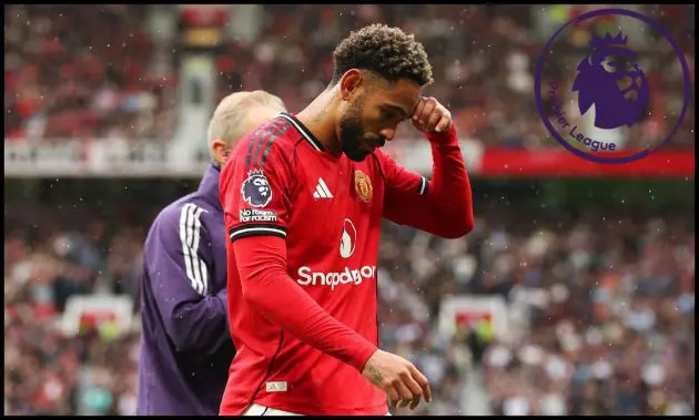 Matheus Cunha leaving the pitch injured