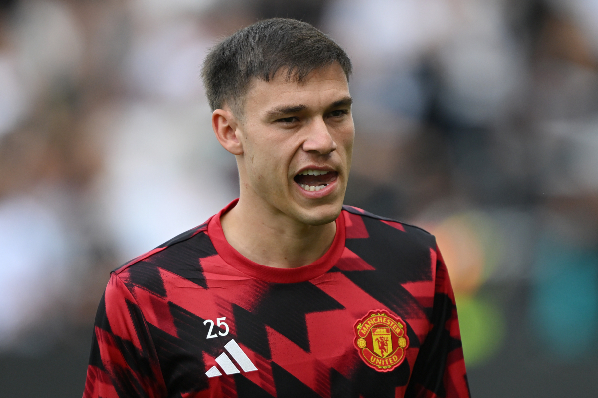 Manuel Ugarte warms up for Man United.