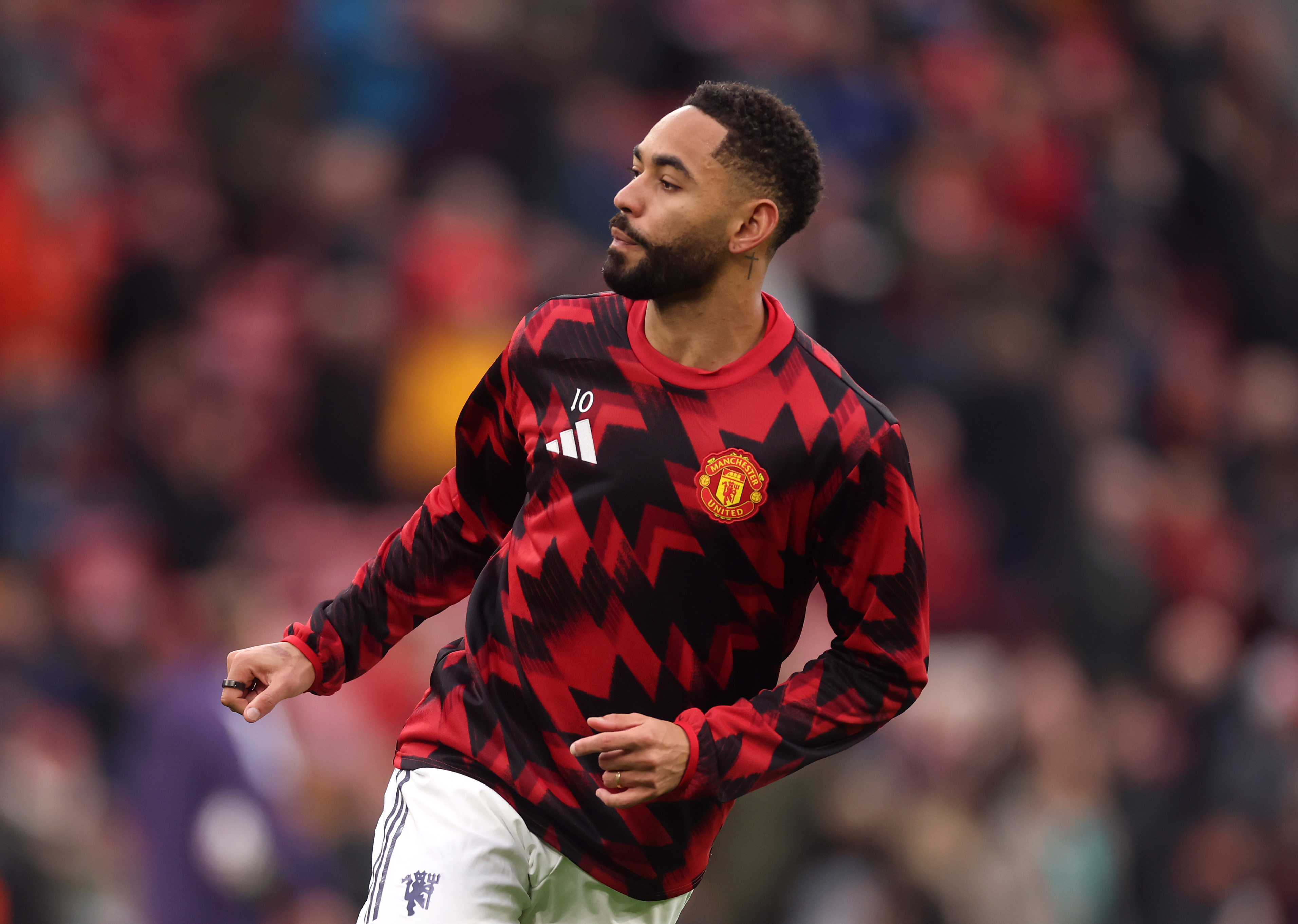 Matheus Cunha warms up.