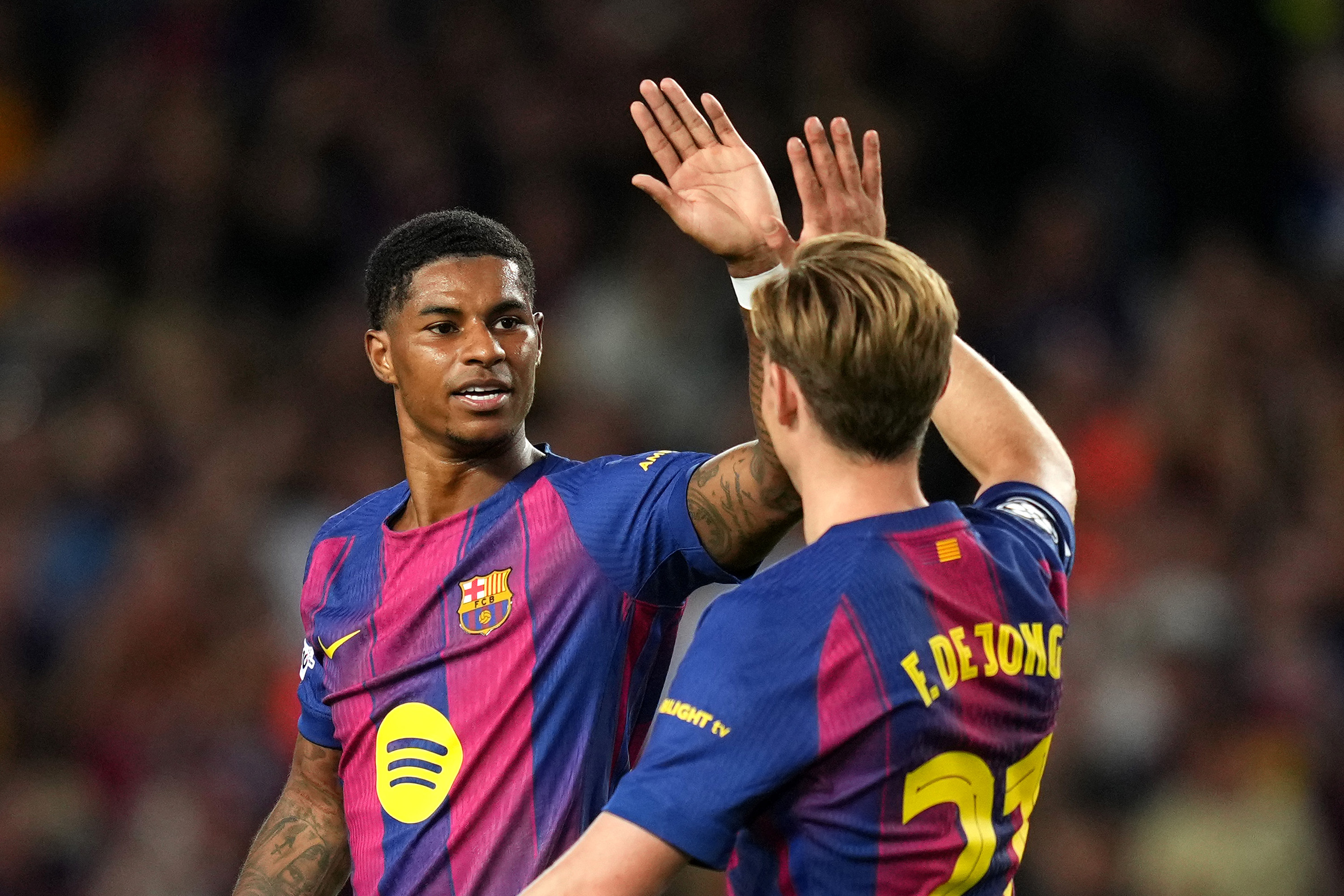 Marcus Rashford high-fives Frenkie de Jong.