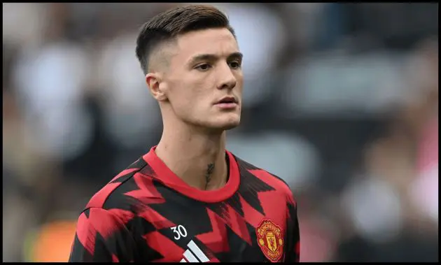 Benjamin Sesko warms up for Man United at Craven Cottage.