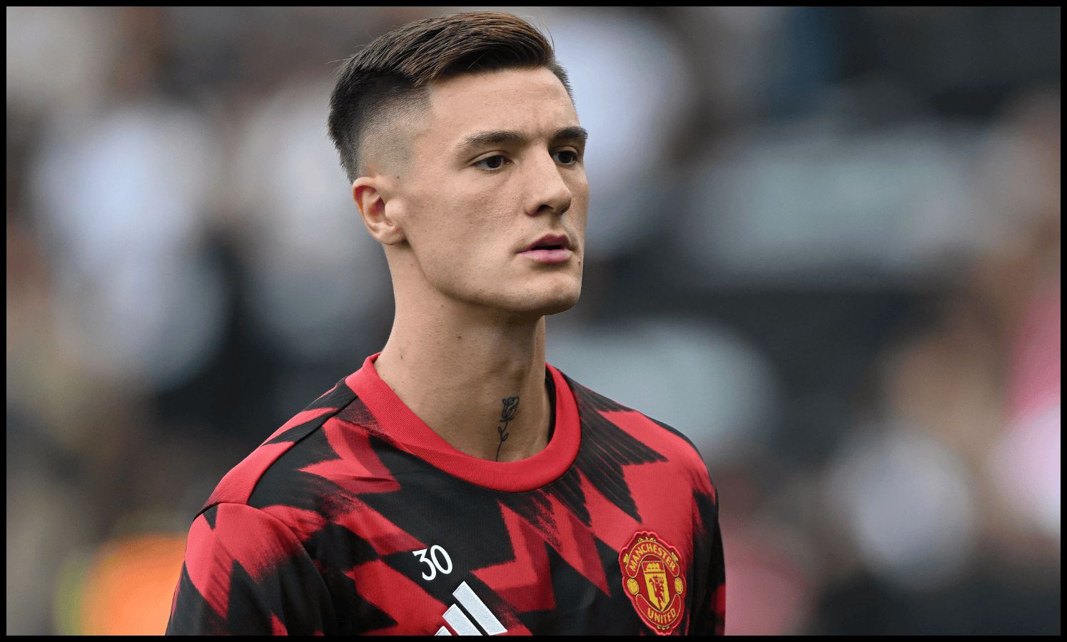 Benjamin Sesko warms up for Man United at Craven Cottage.