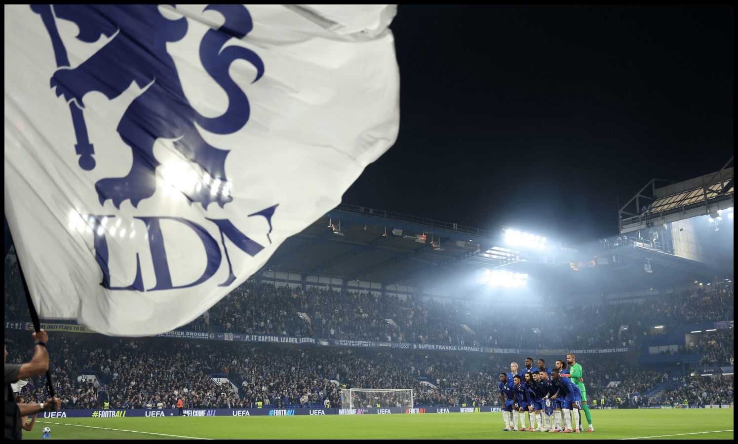 Chelsea players gather for a photo ahead of kick-off vs Benfica.