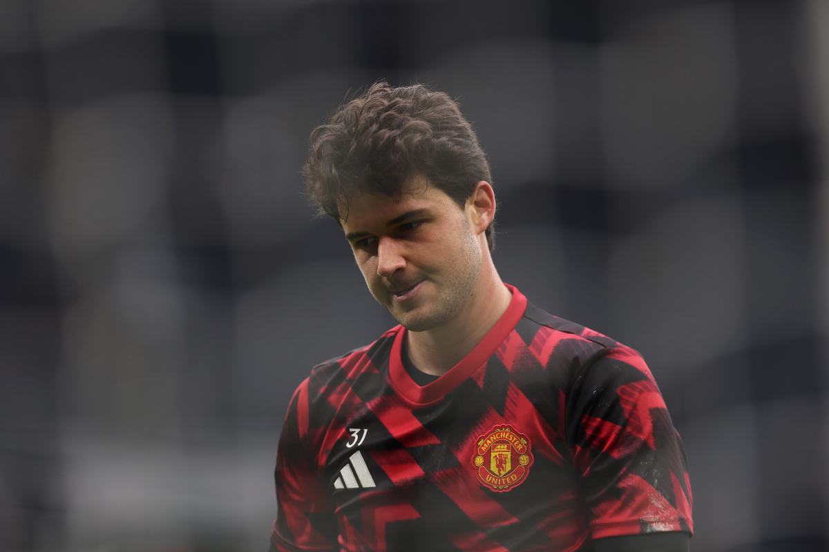 Senne Lammens warms up before kick-off vs Spurs.
