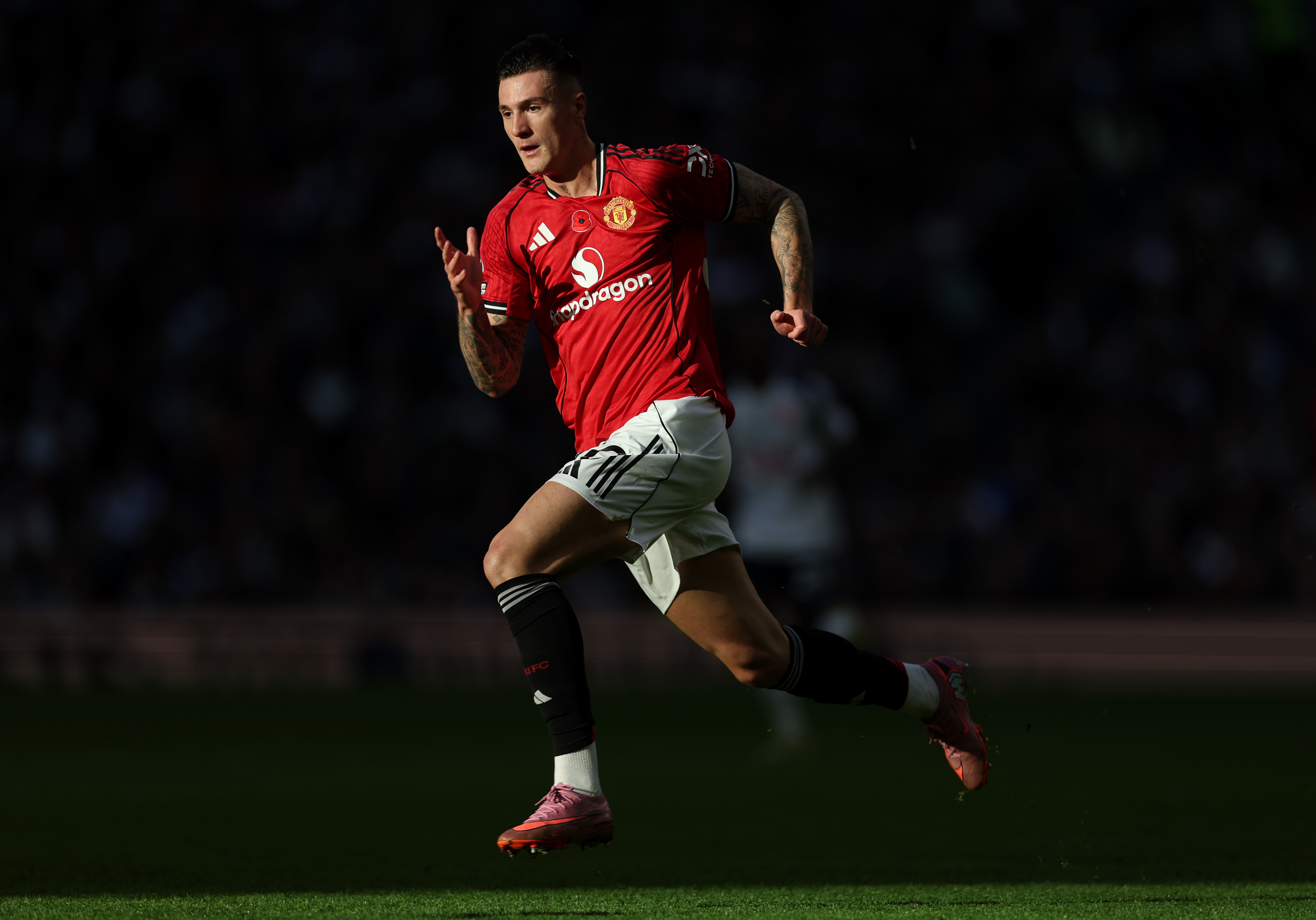 Benjamin Sesko runs in action for Man United.