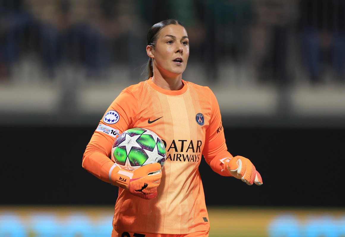 Mary Earps in action for Paris Saint-German.