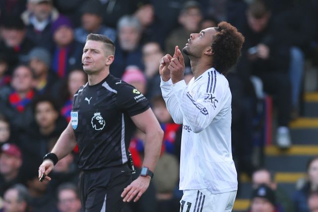 Joshua Zirkzee points to the sky in celebration after scoring vs Crystal Palace.