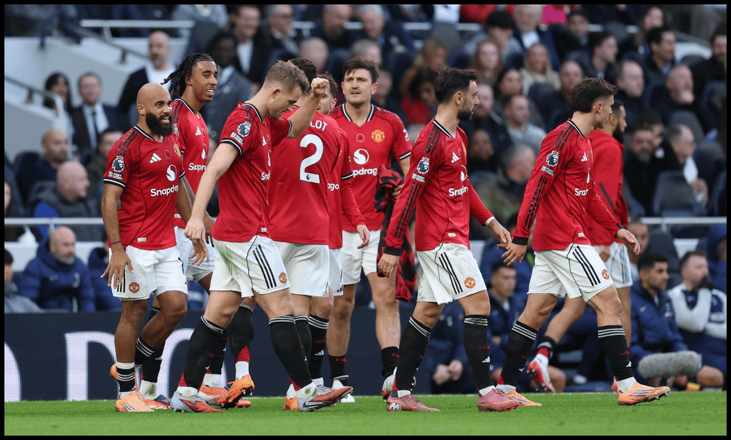 Man United players celebrate after Matthijs de Ligt scores vs Spurs.