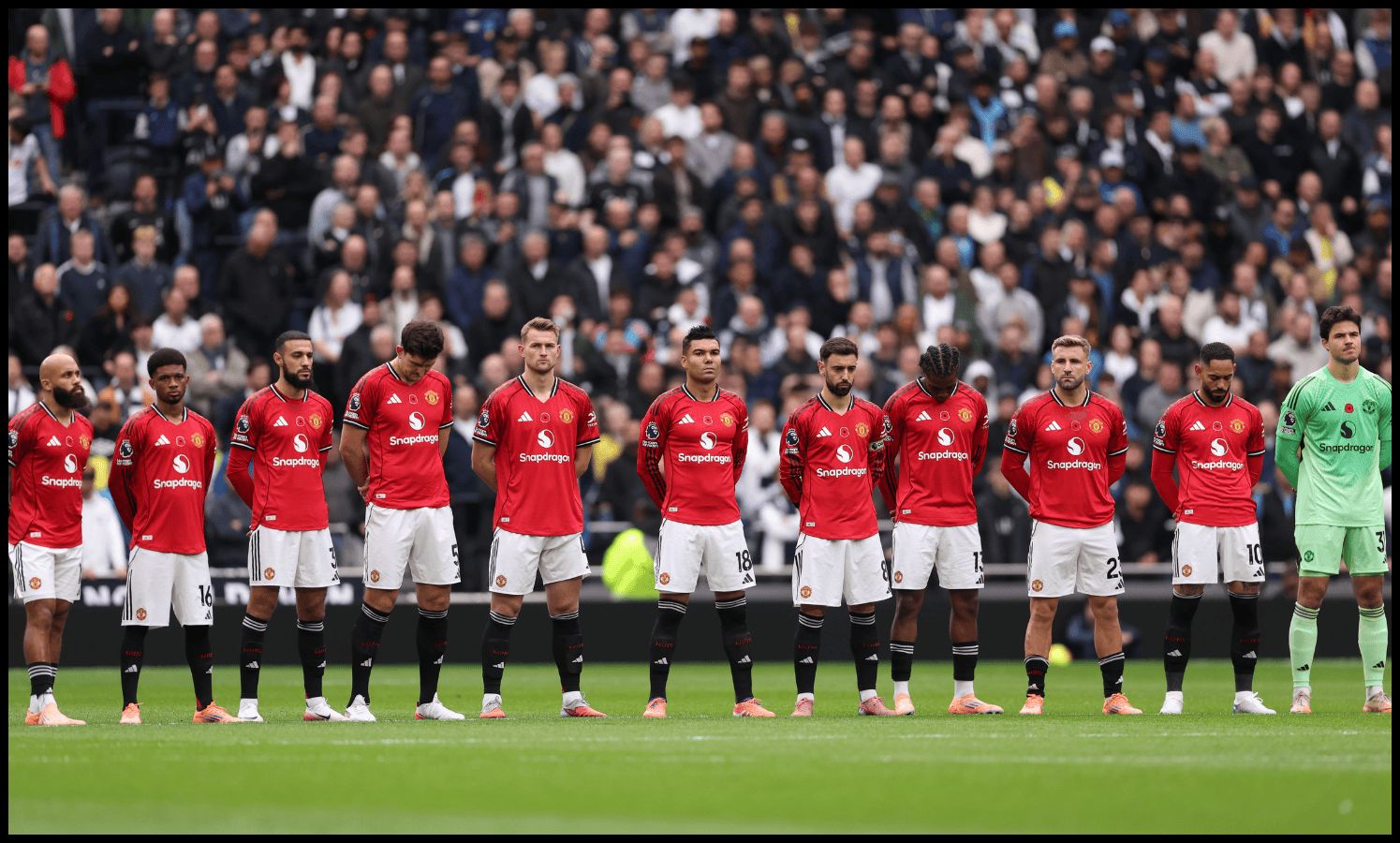 Man United players observe a minute’s silence for Remembrance Day.
