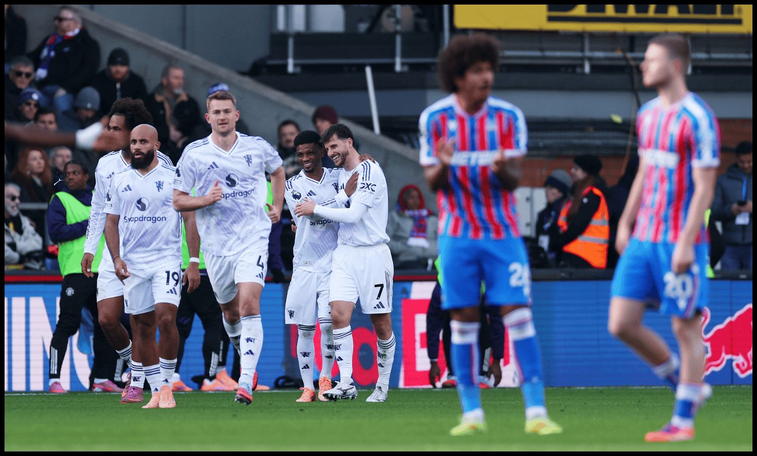 Man United players celebrate Mason Mount’s goal.