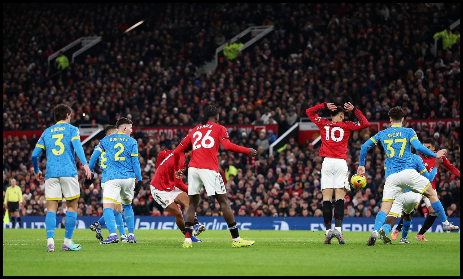 Joshua Zirkzee scoring against Wolves