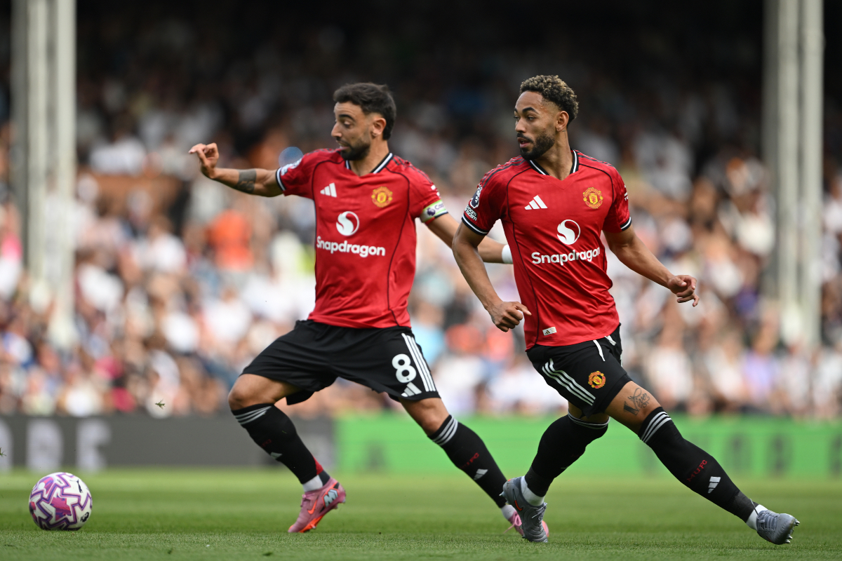Bruno Fernandes controls the ball alongside Matheus Cunha.